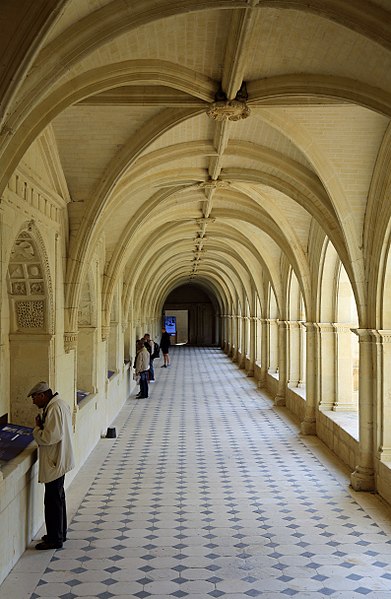 File:Abbaye Fontevraud Cloître R09.jpg