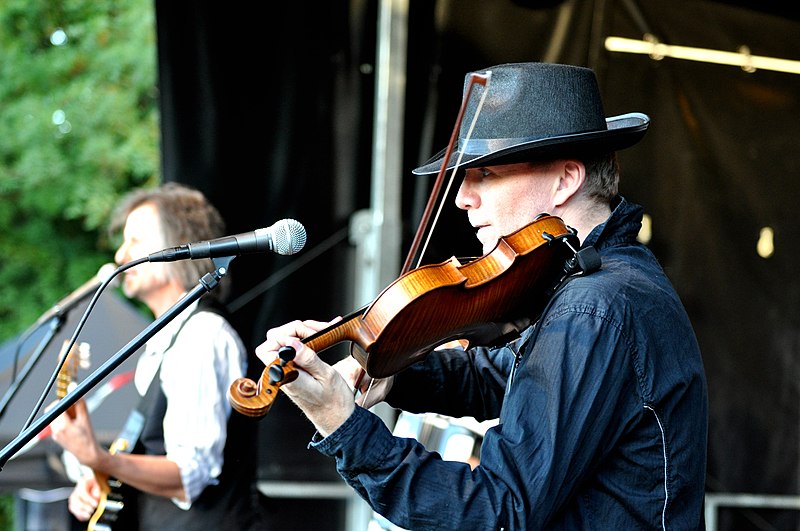 File:Aberlours Folk am Neckar 0701.jpg