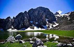 Le lac Agoulmime de Tikjda du département de Bouira en Algérie, situé à 1 700 m d'altitude.