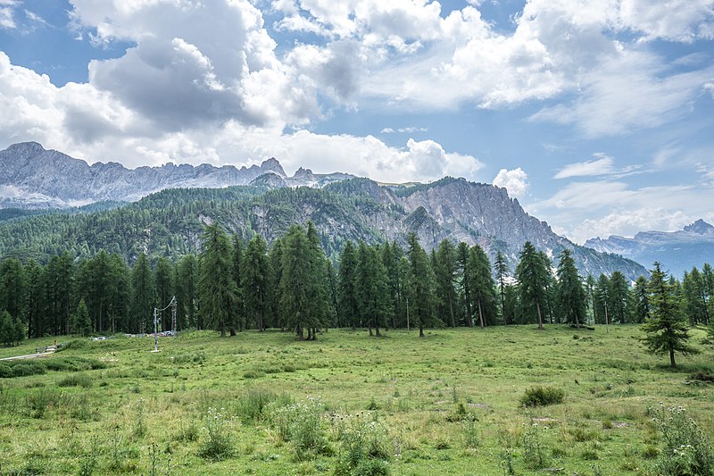 File:Agriturismo El Brite de larieto, Italian Dolomites.jpg