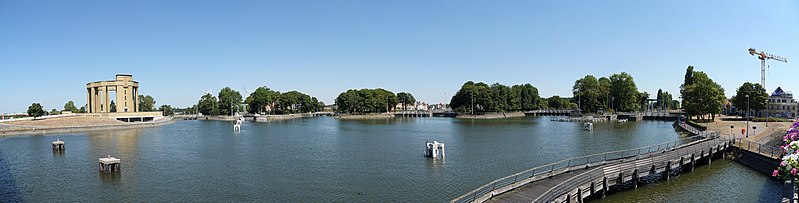 File:Albert I Monument in Nieuwpoort, Belgium (panorama).14.jpg