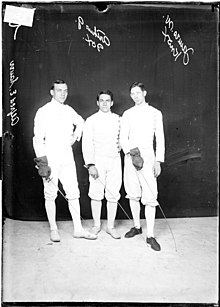 Die Fechter Alfred E. Sauer (links), Arthur G. Fox (Mitte) und James W. Knox (rechts), 1909