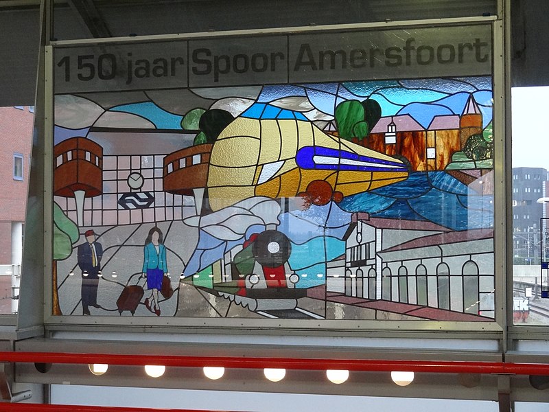 File:Amersfoort - Glas-in-lood-raam gemaakt door glasatelier De Witte Raaf in de traverse van het Centraal Station ter ere van 150 jaar Spoor in Amersfoort.jpg