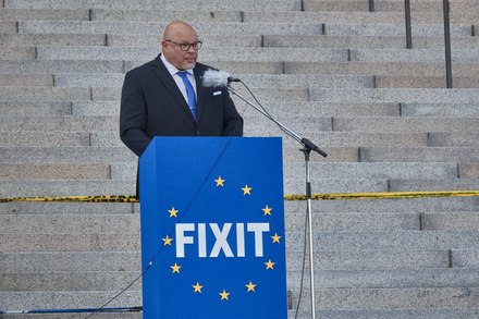 The founder of VKK Ano Turtiainen giving a speech on the steps of the Parliament building in September 2020.