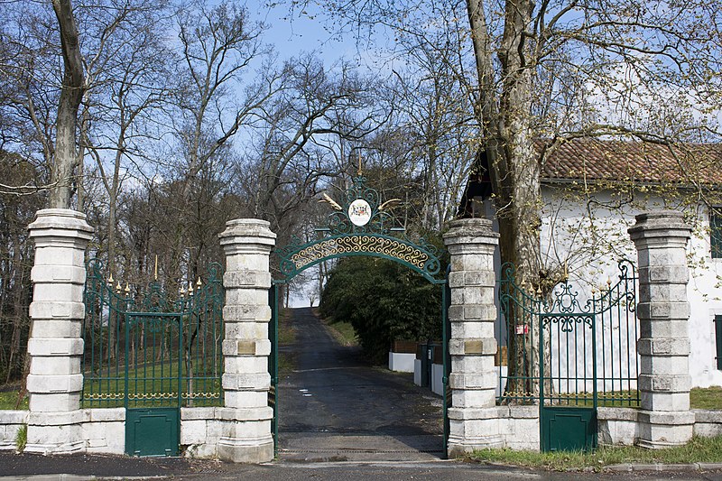 File:Arcangues-Entrée du château-20120406.jpg