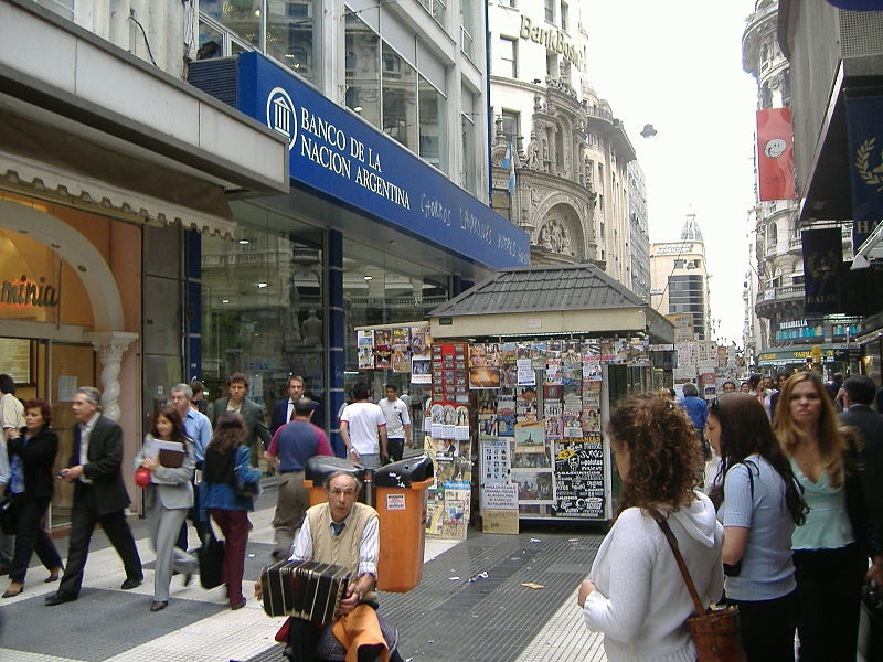 File:Artista callejero Buenos Aires.jpg