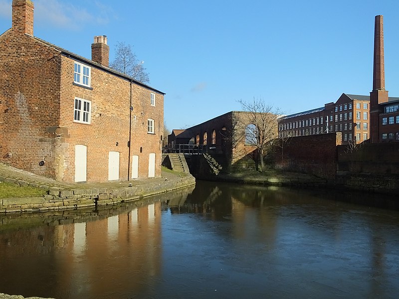 File:Ashton Canal Lock 2 & Lock-keepers Cottage 5147.JPG