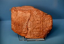 Assyrische königliche Liste in Keilschrift auf einer roten Steinguttafel