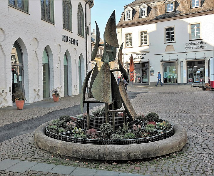 File:Attendorn, Brunnen Alter Markt.jpg