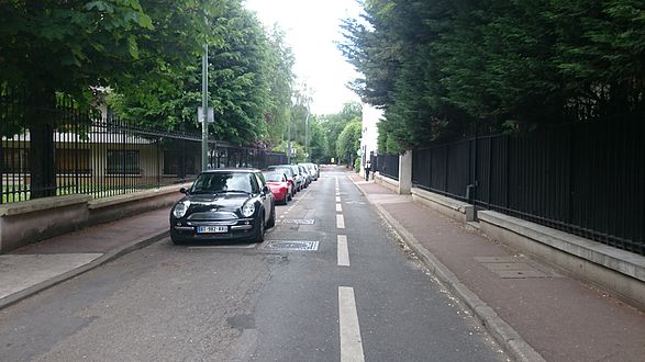 Au bout de la rue, un peu sur la gauche...