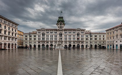 Prefeitura de Trieste na Piazza Unità d'Italia, Itália. O edifício data de 1875 e é obra do arquiteto italiano Giuseppe Bruni (definição 7 963 × 4 886)