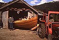 Båten vert dregen ut or båtskotet der han er bygd