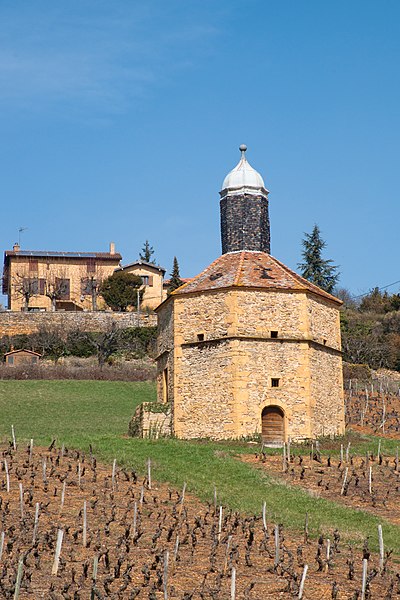 File:Bagnols - pigeonnier du château.jpg