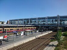 Blick von der Fußgängerbrücke auf den Bahnhof, 2020