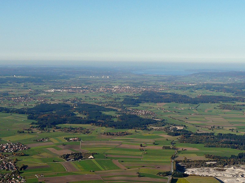 File:Ballonfahrt 211012 - Weilheim, Ammersee v S.jpg