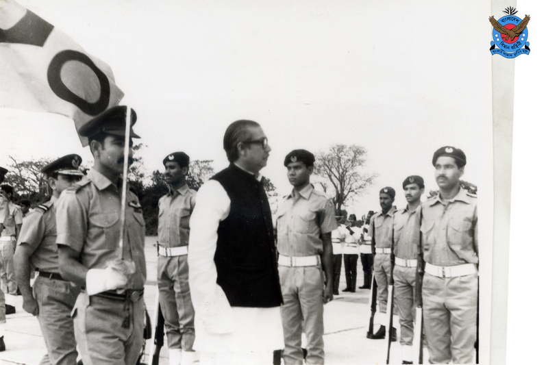 File:Bangabandhu Sheikh Mujibur Rahman with Bangladesh Air Force personnel (04).png