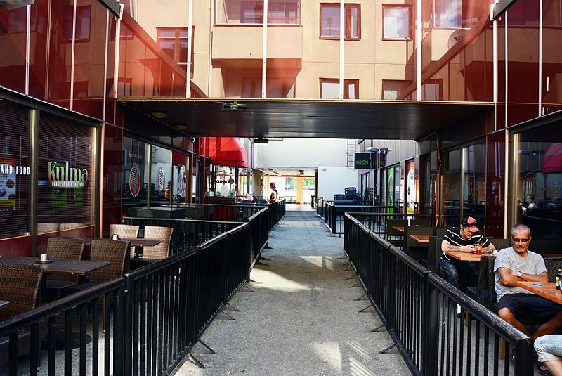 File:Bar alley in the city center on Kajaani.JPG