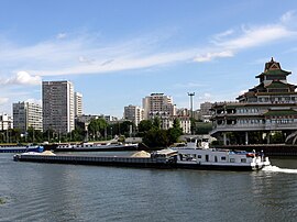 Alfortville en Chinagora, met een binnenschip en een sleepboot op de Seine