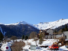 Die Puy Bataillouse (rechts) über dem Bahnhof Lioran (Zirkus Font d'Alagnon)