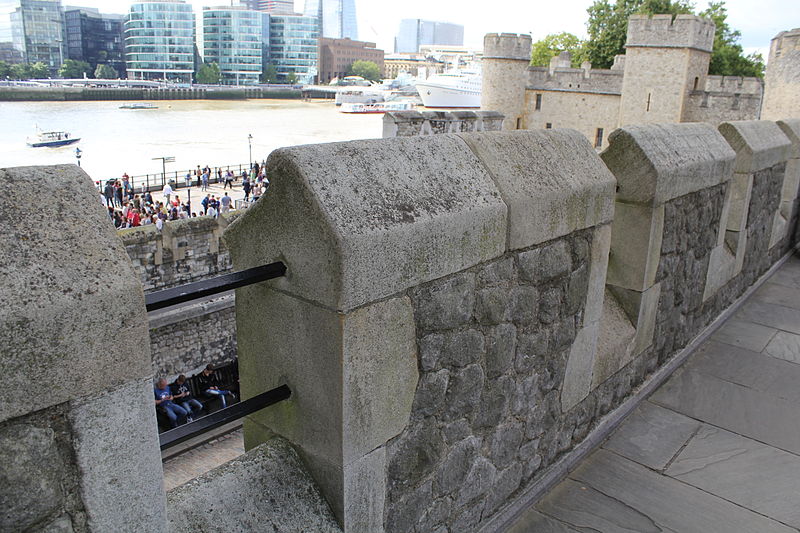 File:Battlements along the wall between the Lanthorn and Wakefield Towers.JPG