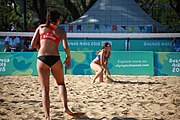 Deutsch: Beachvolleyball bei den Olympischen Jugendspielen 2018; Tag 8, 14. Oktober 2018; Mädchen, Achtelfinale – Bolivien-Puerto Rico 0:2 (18–21/18–21 ) English: Beach volleyball at the 2018 Summer Youth Olympics at 14 October 2018 – Girls Round of 16 – Bolivia-Puerto Rico 0:2 (18–21/18–21 )