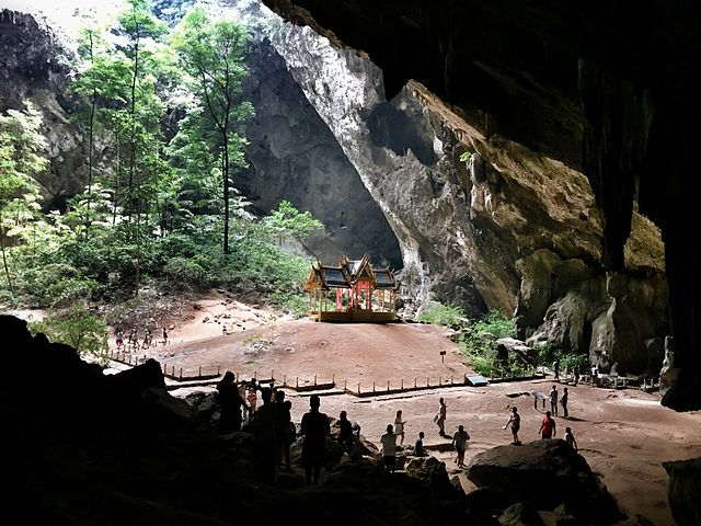 https://upload.wikimedia.org/wikipedia/commons/thumb/3/3b/Beautiful_of_cave.jpg/640px-Beautiful_of_cave.jpg