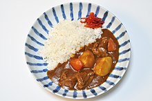 photographie d'une assiette à motifs bleu contenant du riz à gauche et d'appétissants morceaux enrobés d'une sauce ambrée à droite