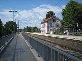 Bahnhof Sondernheim, Blickrichtung Germersheim mit den beiden Bahnsteigen und dem ehemaligen Empfangsgebäude
