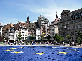 Grande bandeira europeia em Estrasburgo (França) - Dia da Europa 2009.jpg