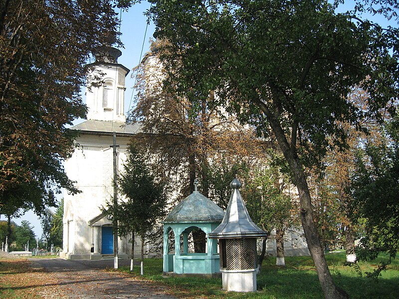 File:Biserica din Poiana Răftivanului2.jpg