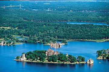 Остров на реке. Замок Болдта (Boldt Castle) // тысяча островов (Онтарио). Река св Лаврентия 1000 островов. Тысяча островов Канада Онтарио. Река Святого Лаврентия Канада.