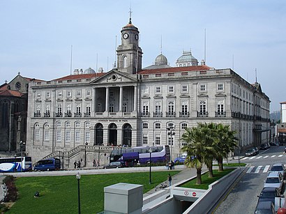 How to get to Palácio da Bolsa with public transit - About the place