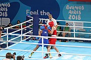 Deutsch: Boxen bei den Olympischen Jugendspielen 2018 Tag 12, 18. Oktober 2018 - Finale Leichtgewicht Mädchen – Junioren-Weltmeisterin und dreifache Juniorinnen-Europameisterin Caroline Sara DuBois (Großbritannien, blau) schlägt Juniorinnen-Asienmeisterin Porntip Buapa (Thailand, rot). English: Boxing at the 2018 Summer Youth Olympics on 18 October 2018 – Girls' lightweight Gold Medal Bout – Caroline Sara DuBois (Grat Britain, blue) wins over Porntip Buapa (Thailand, red). Español: Boxeo en los Juegos Olímpicos Juveniles de Verano de 2018 en 18 de octubre de 2018 - Combate de medalla de oro de peso ligero para niñas - Caroline Sara DuBois (Gran Bretaña, azul ) gana sobre Porntip Buapa (Tailandia, rojo).