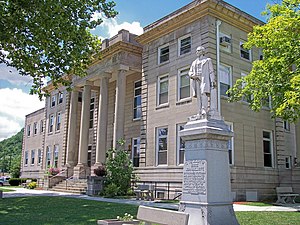 El Palacio de Justicia del Condado de Boyd en Catlettsburg, con una estatua de John Milton Elliott