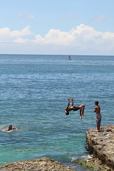 File:Boys jumping off the Malecón.jpg