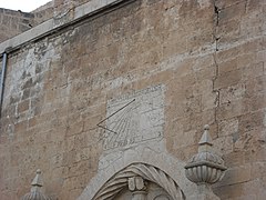 Reloj de sol con inscripción de la Iglesia de Santiago