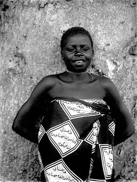 Swahili in Arabic script on the clothes of a girl in German East Africa (ca. early 1900s)