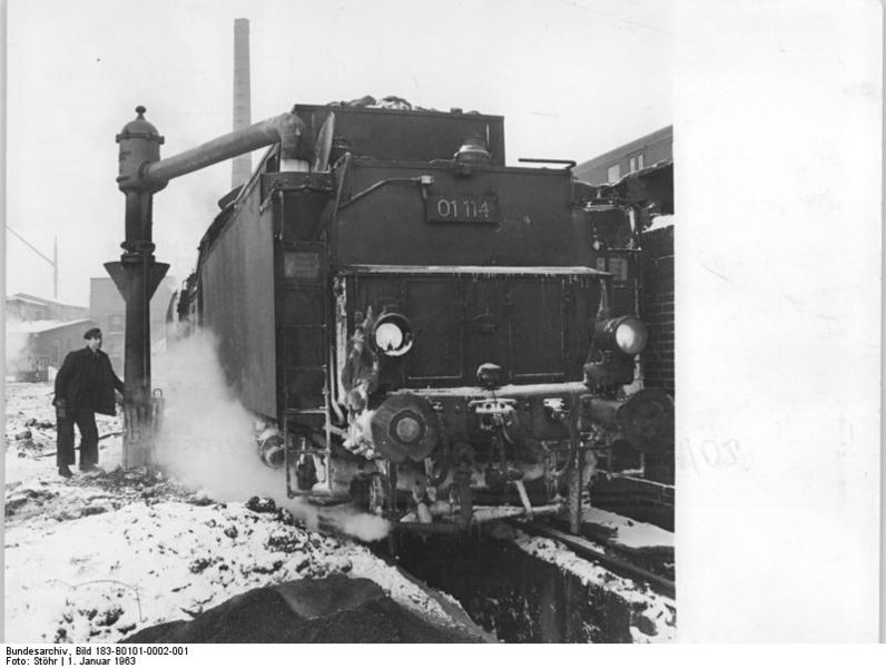 File:Bundesarchiv Bild 183-B0101-0002-001, Dampflok 01 114 (BR 01), Befüllung.jpg