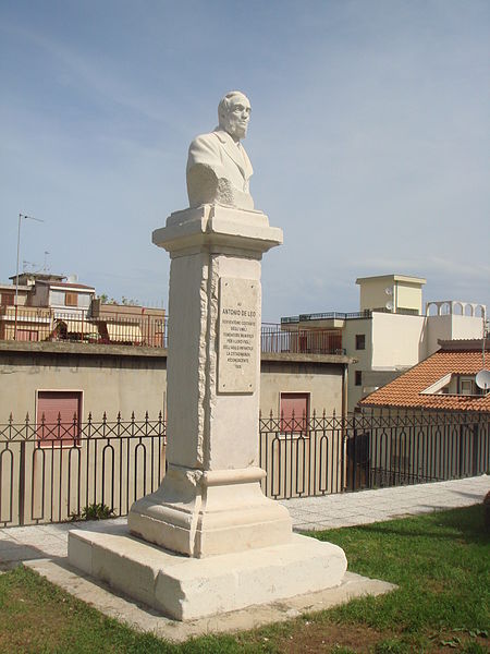 File:Busto A. De Leo.JPG