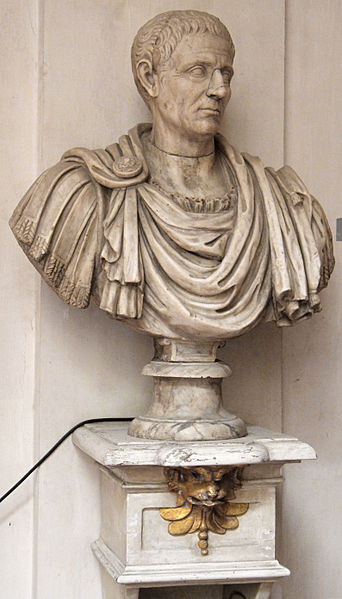 File:Busto con testa di ignoto con paludamentum, maschera antica rilavorata e inserita in testa e busto moderni.JPG