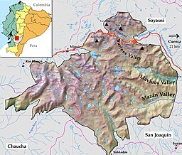 Topografisk kart av Cajas nasjonalpark. Utstrekninga er ca. 27,5 km vest-aust retning og 22,5 km i nord-sør retning. Vegen mellom andre og tredje største byen i landet, Guayaquil og Cuenca skjer gjennom det nordaustre hjørnet av parken, markert med raud strek på kartet. Opphavsrett: Navarrete et al (2022)[1]