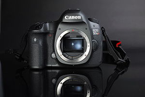 Canon EOS 5DS R (корпус), вид спереди.jpg