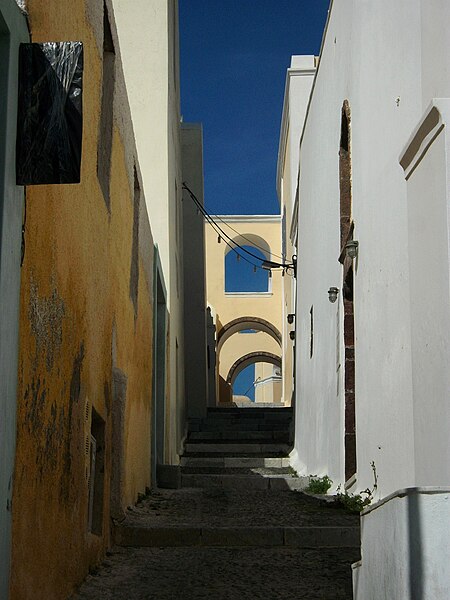 File:Carrer a Fira, Santorí.JPG