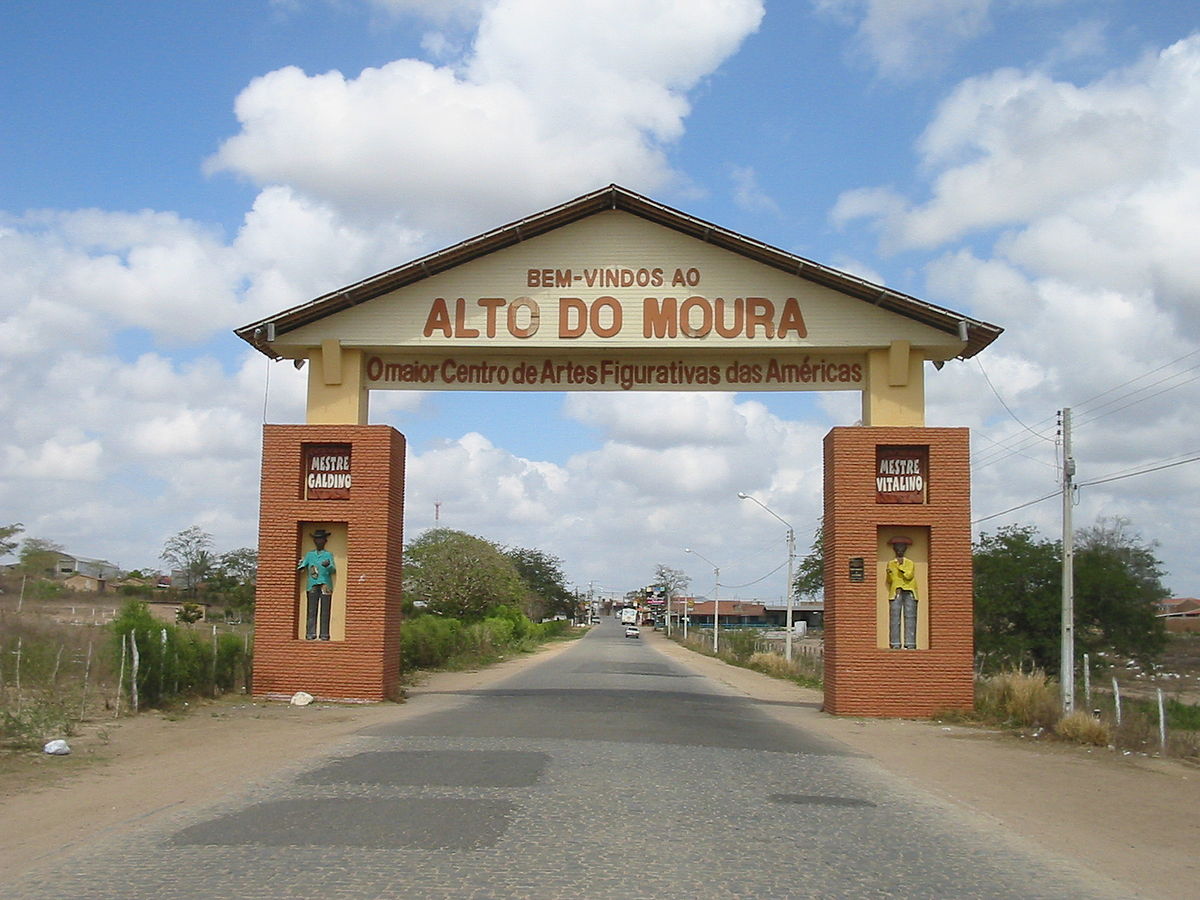 Pitú doa cestas básicas para artistas do Alto do Moura de Caruaru