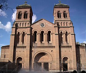 Catedral de Medellín, Fachada Principal.jpg