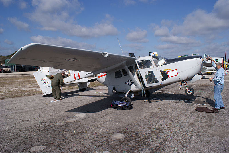 File:Cessna M337B Super Skymaster N5259W FAC SAR RSide tipup TICO 13March2010 (14412756018).jpg