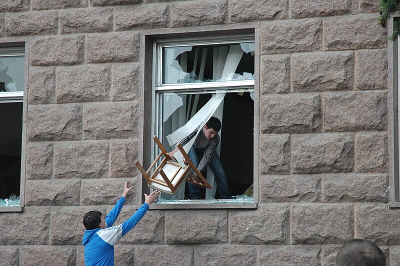 File:Chisinau riot 2009-04-07 03.jpg