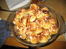 Un plat de chouquettes faites maison.