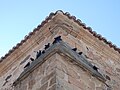 Chovas (cornejas negras, Corvus corone) posadas en un pilar de la iglesia de Saucedilla