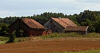 Polski: Fragment zabudowy we wschodniej cześci miejscowści Chwalęcin w powiecie lidzbarskim, w gminie Orneta